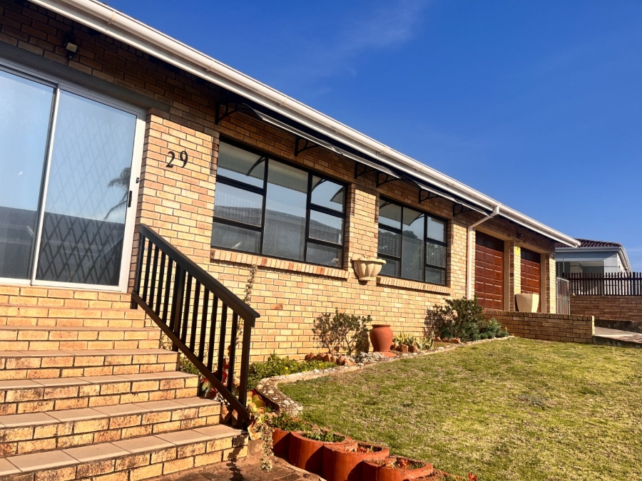 3 Bedroom Property for Sale in Wavecrest Eastern Cape